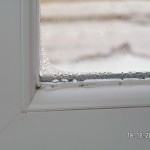 Kondenswasser sammelt sich am Fenster