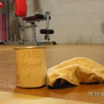Den Korkboden im Fitnessraum mit einem Tuch ölen