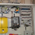 Der schwarze Stromzähler für Wärmepumpenstrom wird ausgebaut