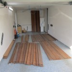 Cumaru-Holz wird in der Garage nachsortiert