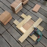 43 UK-Holzstücke à 25 cm werden vorgebohrt