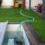 Tauchpumpe saugt Wasser aus dem Becken